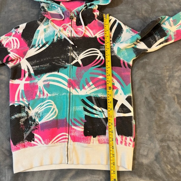 TNA Pink and Teal Graphic Hoodie

#1221 - Picture 3 of 11